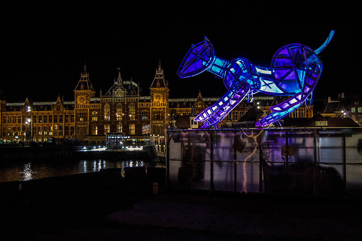 Estación central con iluminación del Water Colors Cruise - Disfrutar Amsterdam