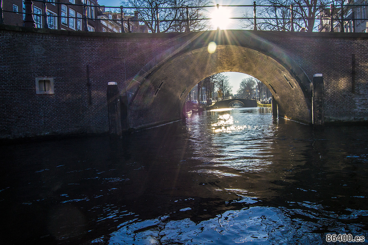 Foto de los siete puentes desde el tour por los canales - Disfrutar Amsterdam