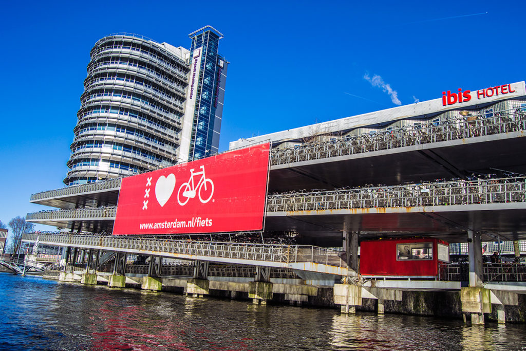 Inmenso aparcamiento de bicicletas cerca de la estación central – Disfrutar Amsterdam
