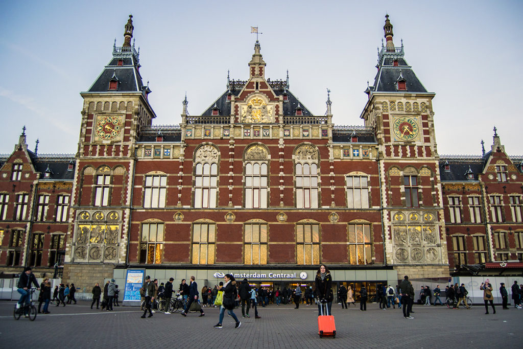 Nerea con maleta Gladiator en la estación central de Amsterdam - Disfrutar Amsterdam