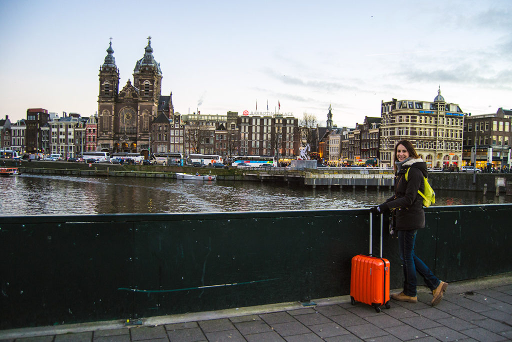 Nerea con maleta Gladiator en la estación central de Amsterdam - Disfrutar Amsterdam