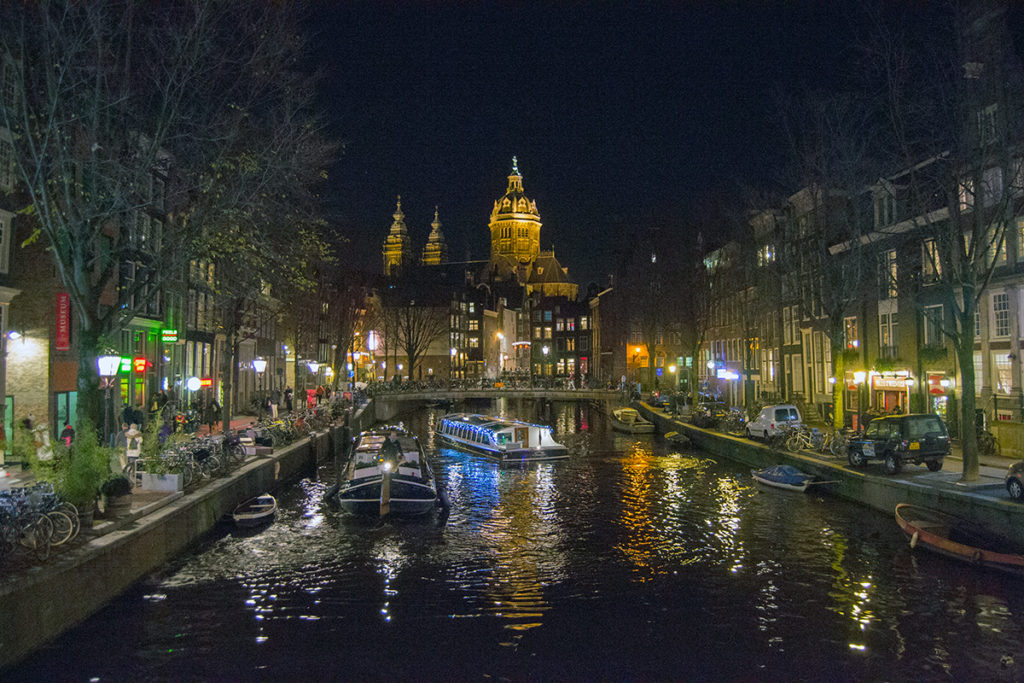 Paseo nocturno entre los puentes de Amsterdam – Disfrutar Amsterdam