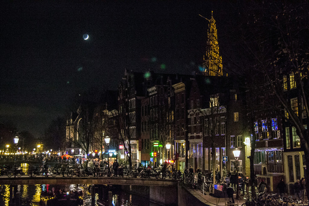 Paseo nocturno entre los puentes de Amsterdam – Disfrutar Amsterdam