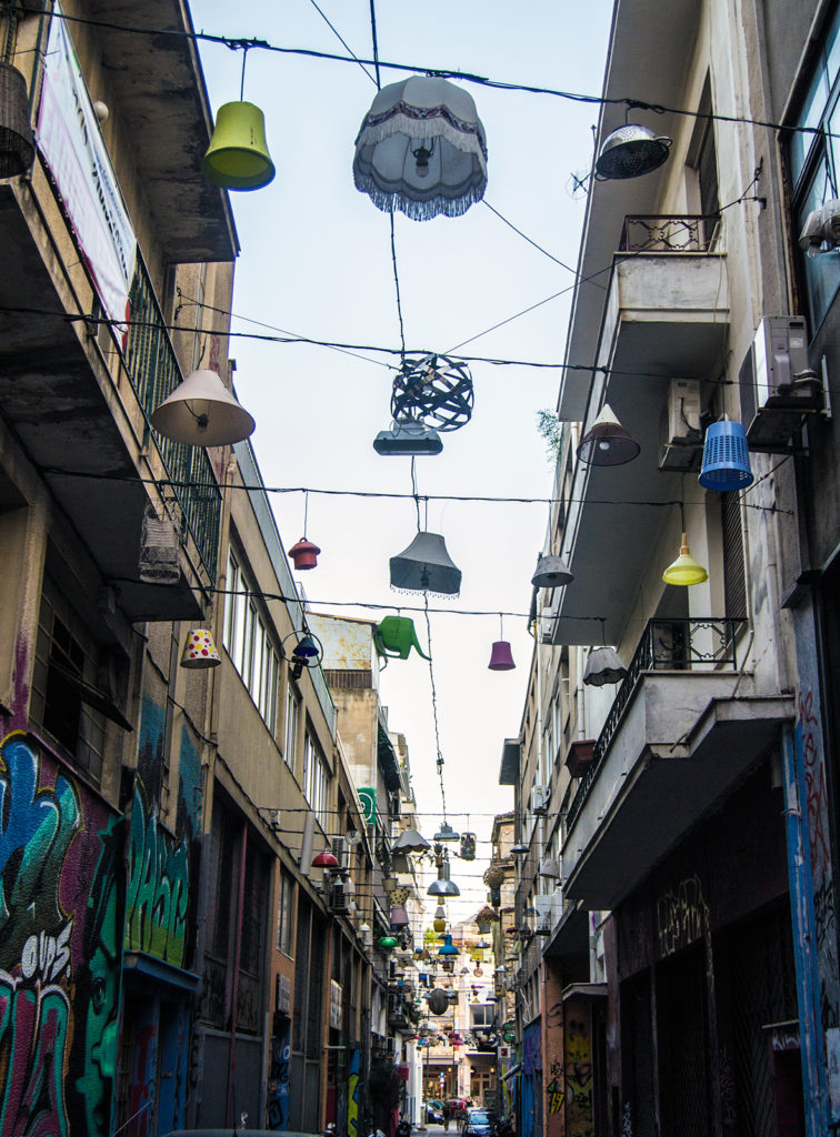 Lámparas colgadas en una calle de Atenas - Atenas turismo