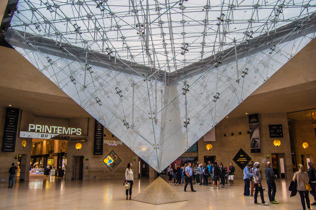 Nerea bajo la gran pirámide de cristal – París Pass de dos días