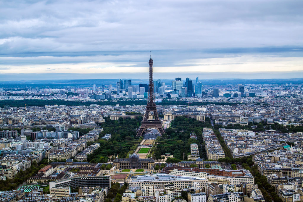 Preciosas vistas desde el edificio Montparnasse de la Torre Eiffel con La Defense al fondo – París Pass de dos días