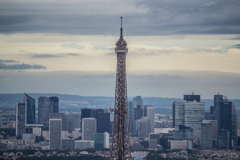 Preciosas vistas desde el edificio Montparnasse de la Torre Eiffel con La Defense al fondo – París Pass de dos días