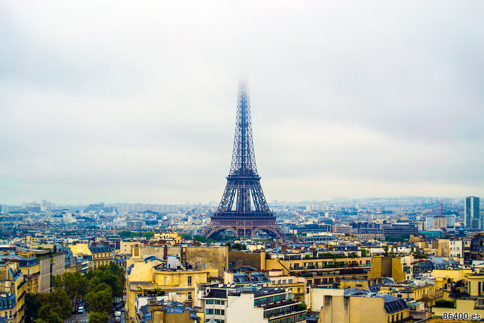 Vistas desde el Arco del Triunfo de la Torre Eiffel nublada – París Pass de dos días
