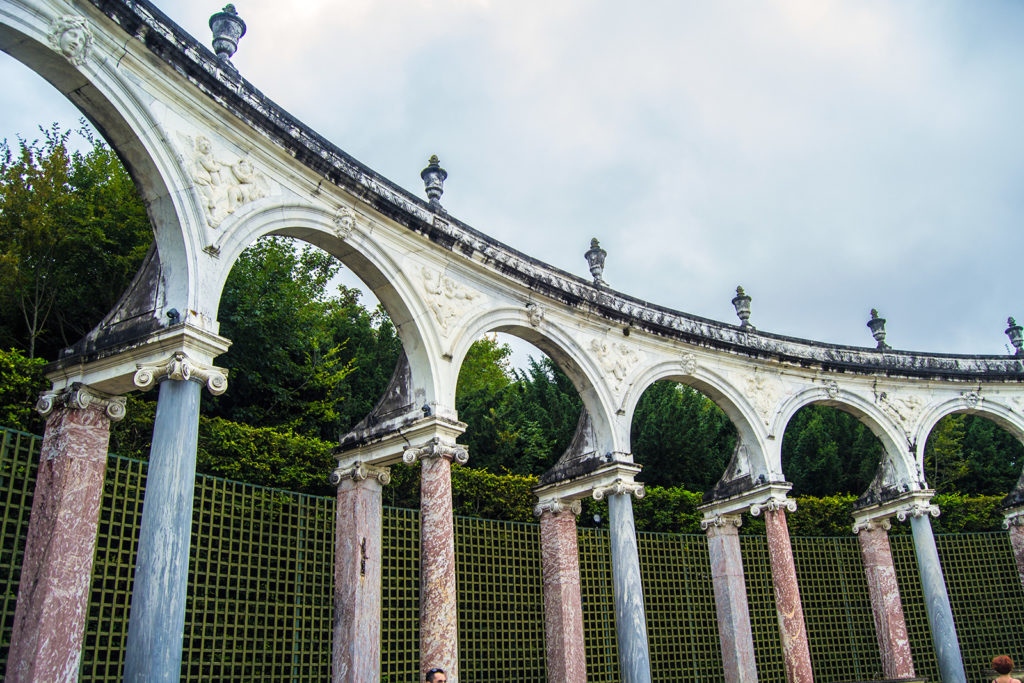 Bosquete de la Colonnade en los Jardines de Versalles – Palacio de Versalles desde París