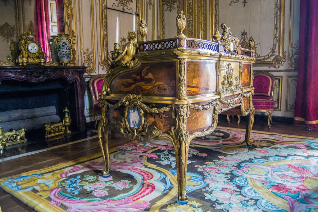 Escritorio, era mesa de trabajo, tenía una única llave que lo abría. Una obra de arte en esa época – Aposentos privados del Palacio de Versalles