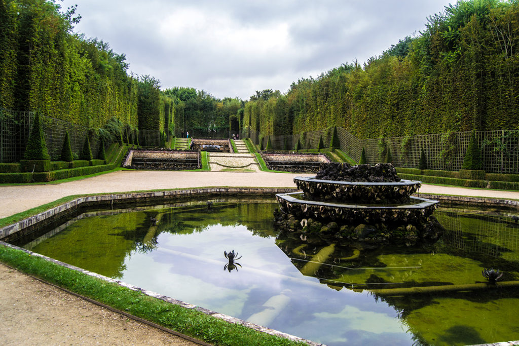 Fuente en los Jardines de Versalles – Palacio de Versalles desde París