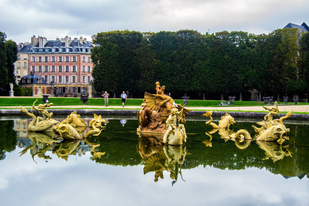 Fuente en los Jardines de Versalles – Palacio de Versalles desde París 2