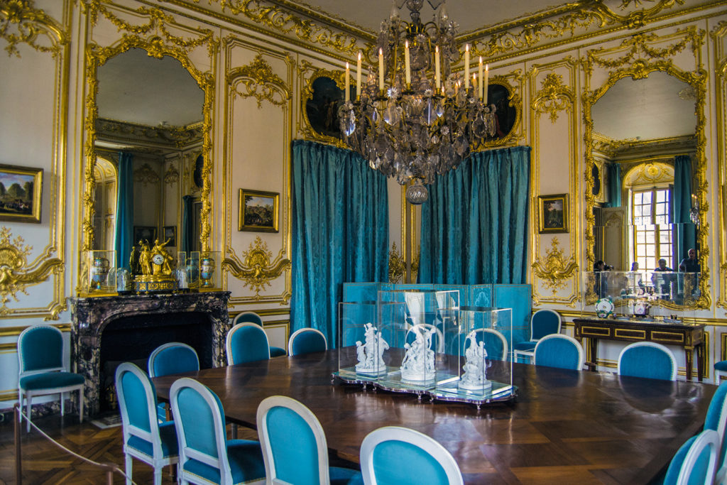 Habitación de las sillas y cortinas azules, donde se celebraban cenas – Aposentos privados del Palacio de Versalles