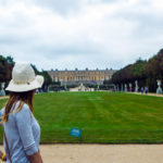 Nerea en los Jardines de Versalles con el palacio de fondo – Palacio de Versalles desde París