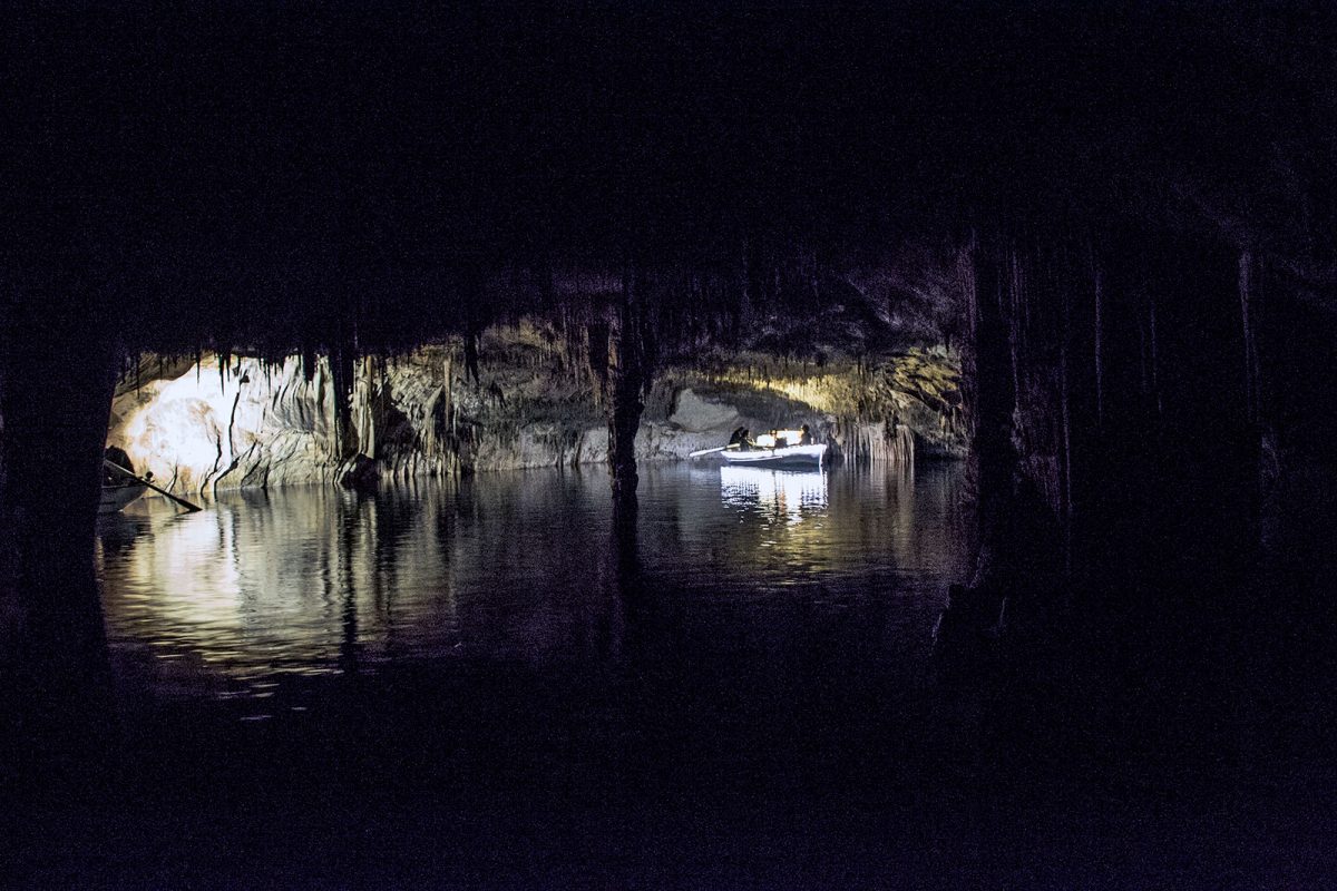 Banda tocando en el lago de las cuevas del Drach (2) - qué ver en Mallorca