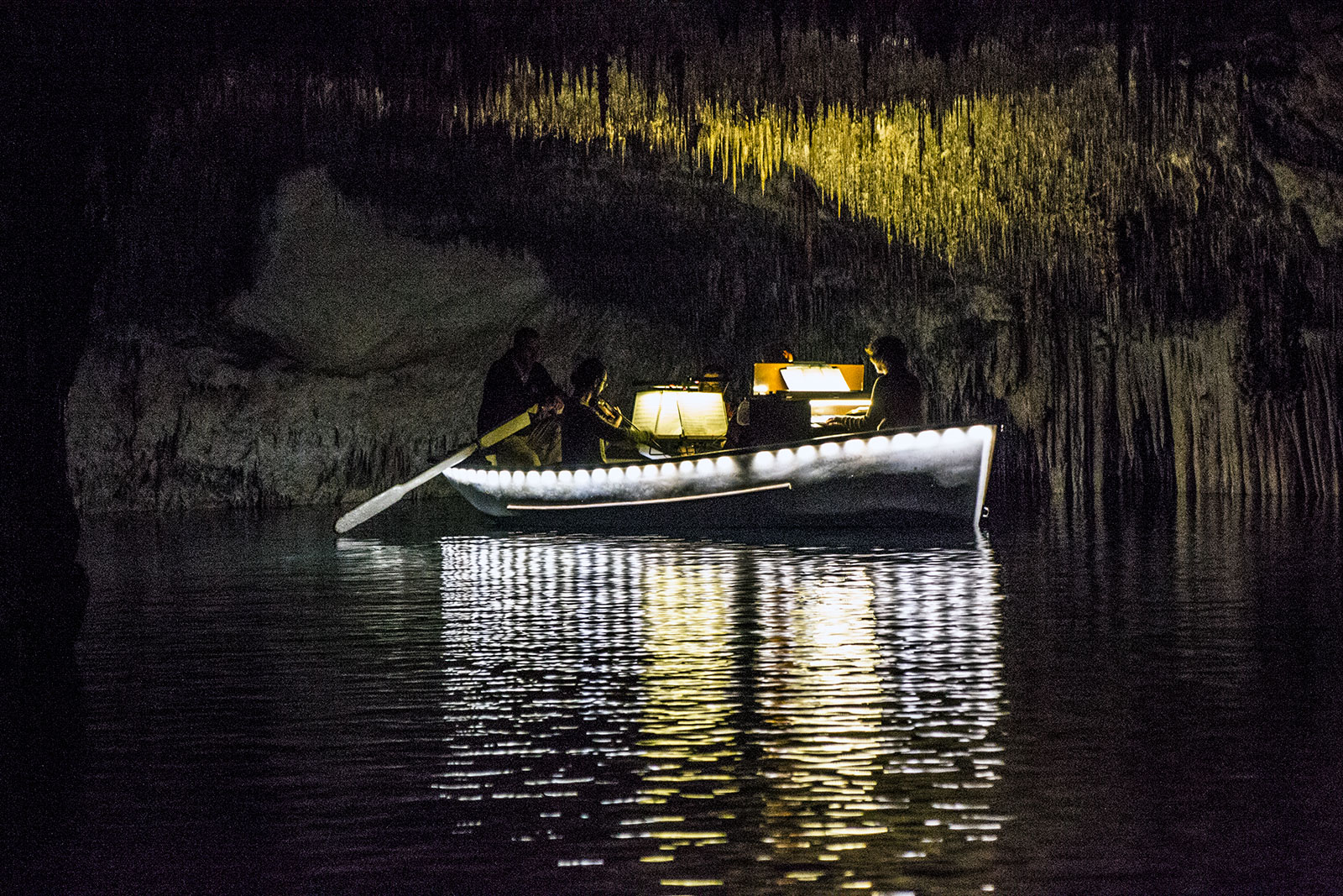 Banda tocando en el lago de las cuevas del Drach - qué ver en Mallorca